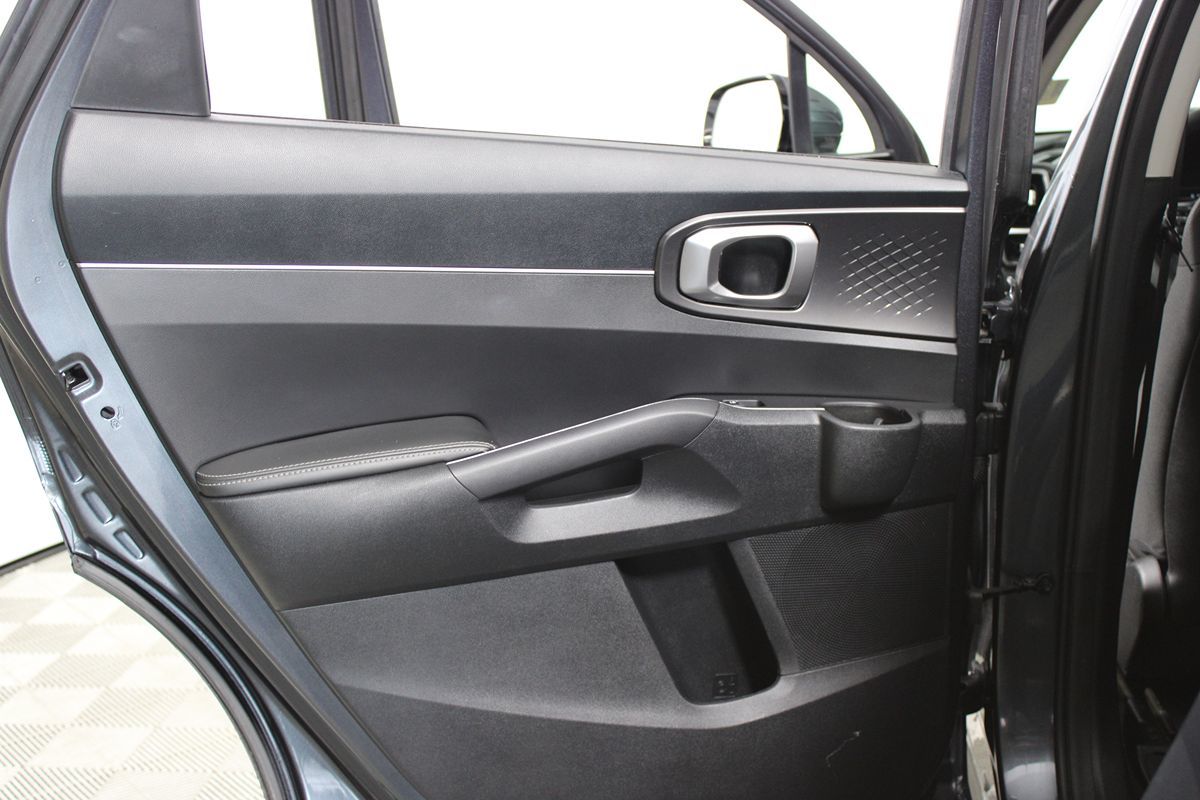 2022 Kia Sorento LX photo 22