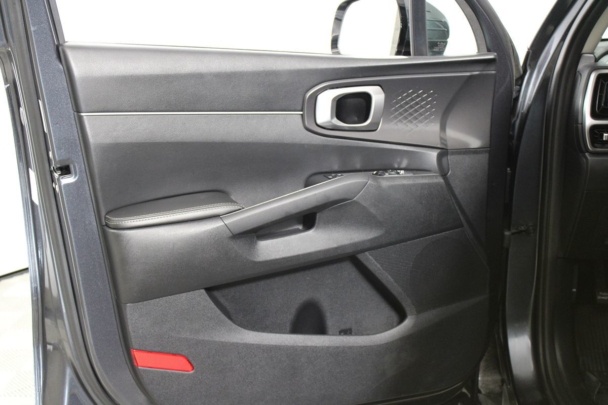 2022 Kia Sorento LX photo 23