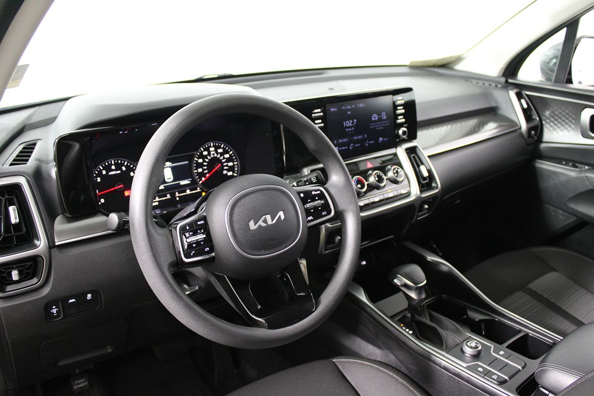 2022 Kia Sorento LX photo 24