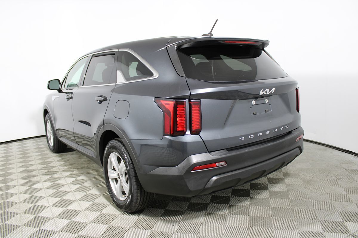 2022 Kia Sorento LX photo 26