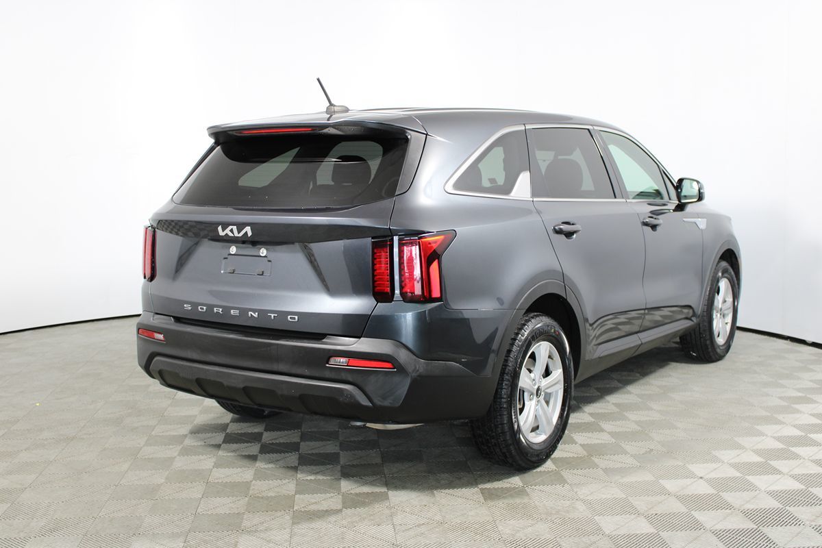 2022 Kia Sorento LX photo 29
