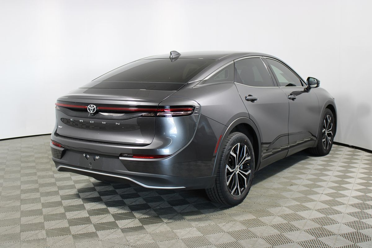 2023 Toyota Crown XLE photo 40
