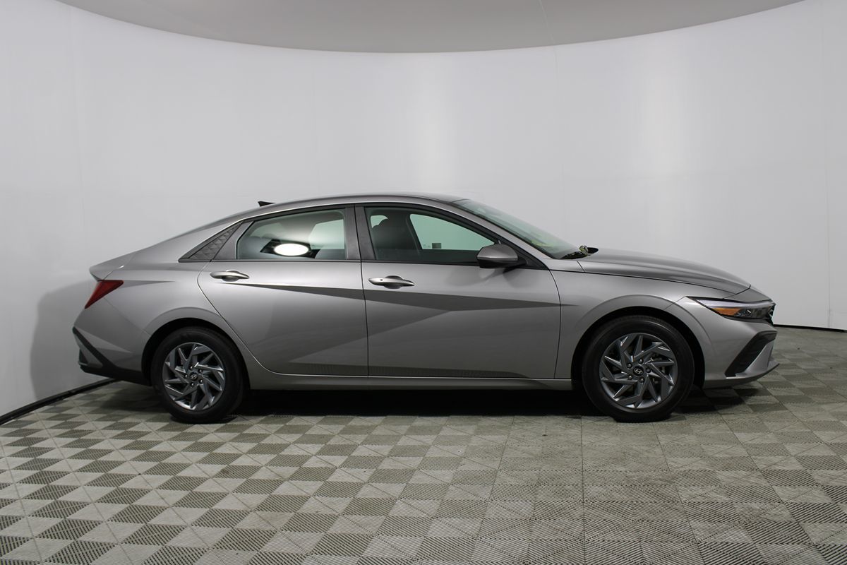 2025 Hyundai Elantra Hybrid Blue photo 15