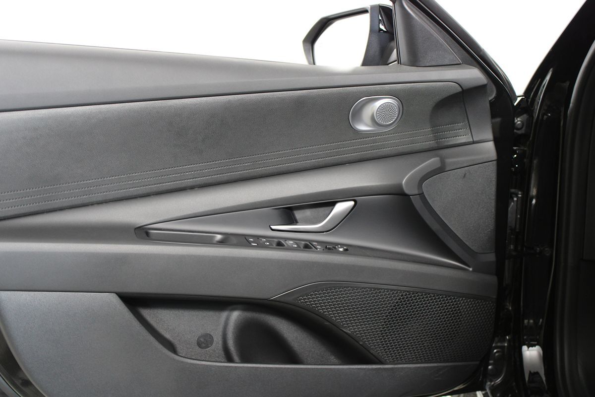 2025 Hyundai Elantra Hybrid Blue photo 4
