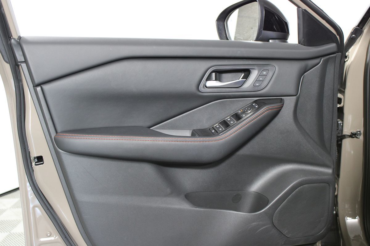 2025 Nissan Rogue SV photo 4
