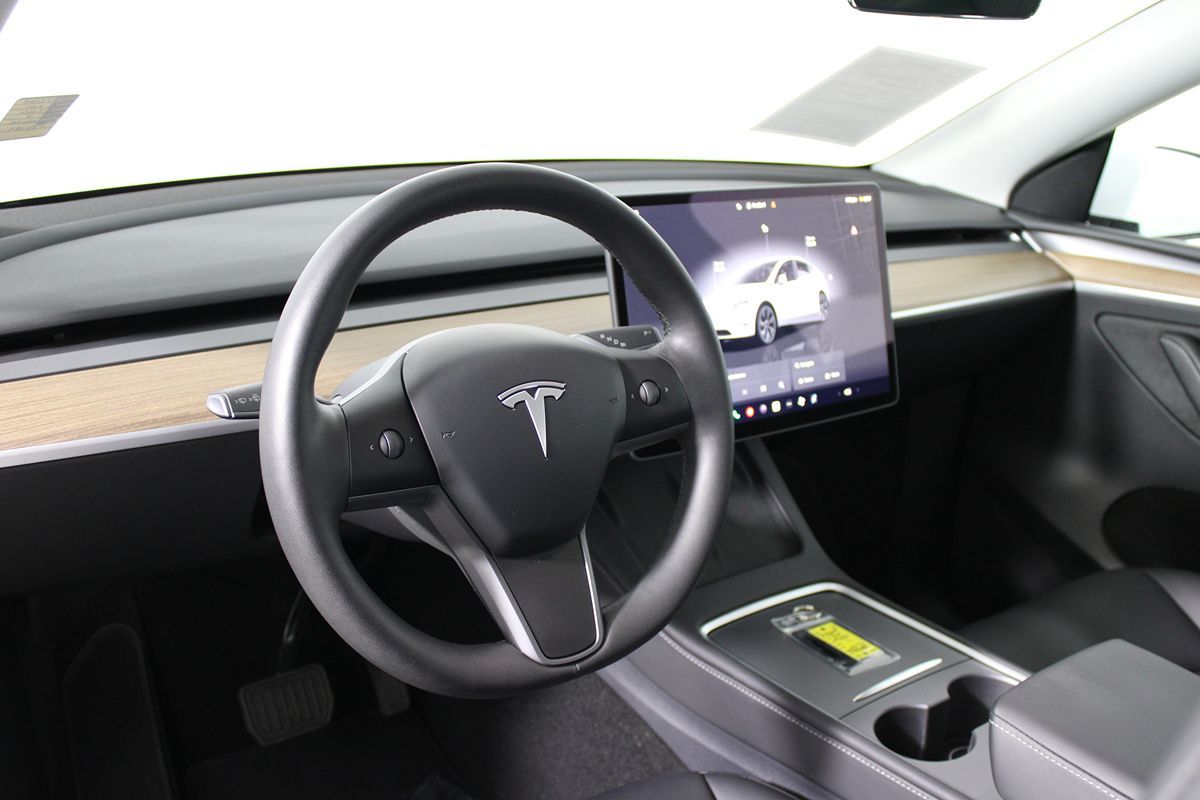 2025 Tesla Model Y Long Range photo 4