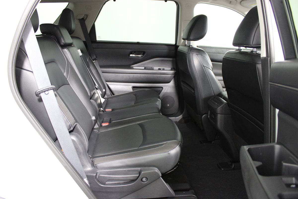 2023 Nissan Pathfinder SL photo 17
