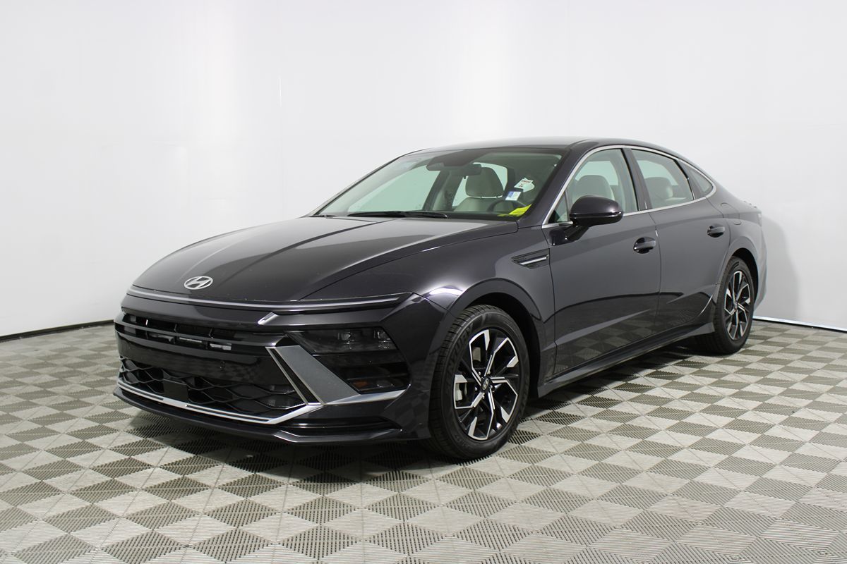 2025 Hyundai Sonata SEL photo 3