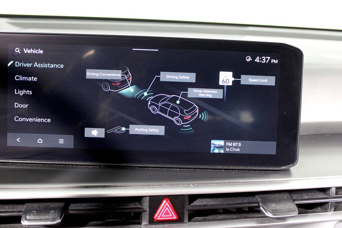 2024 Kia Sorento S photo 13