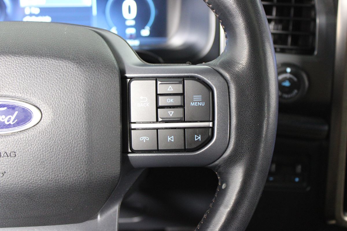 2023 Ford F-150 Lightning Lariat photo 16
