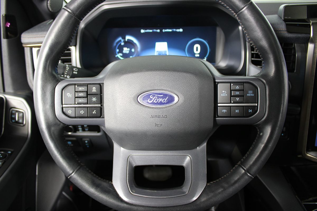2023 Ford F-150 Lightning Lariat photo 13