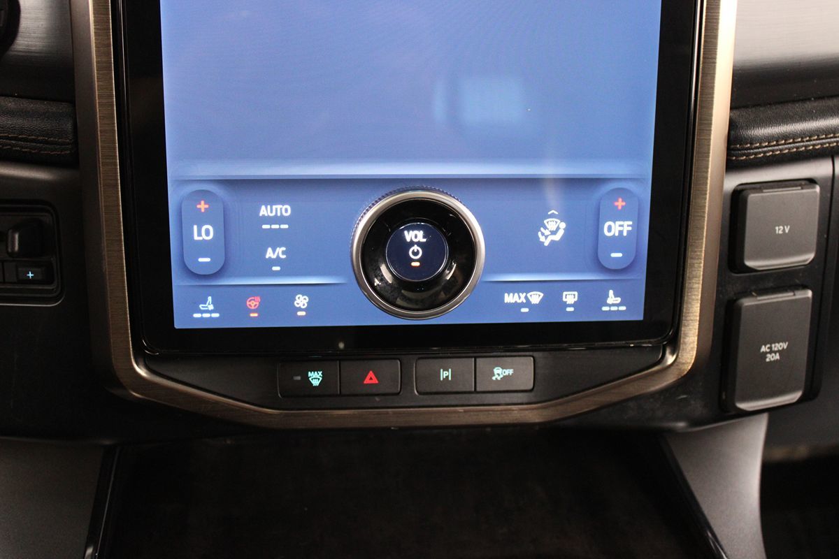 2023 Ford F-150 Lightning Lariat photo 24
