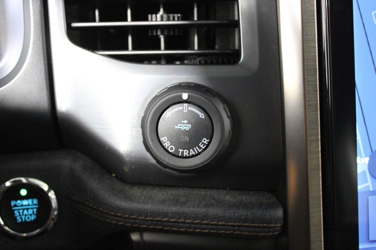 2023 Ford F-150 Lightning Lariat photo 19