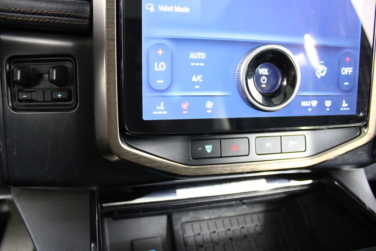 2023 Ford F-150 Lightning Lariat photo 33