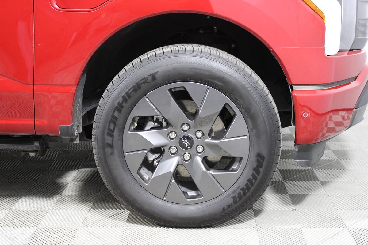 2023 Ford F-150 Lightning Lariat photo 46