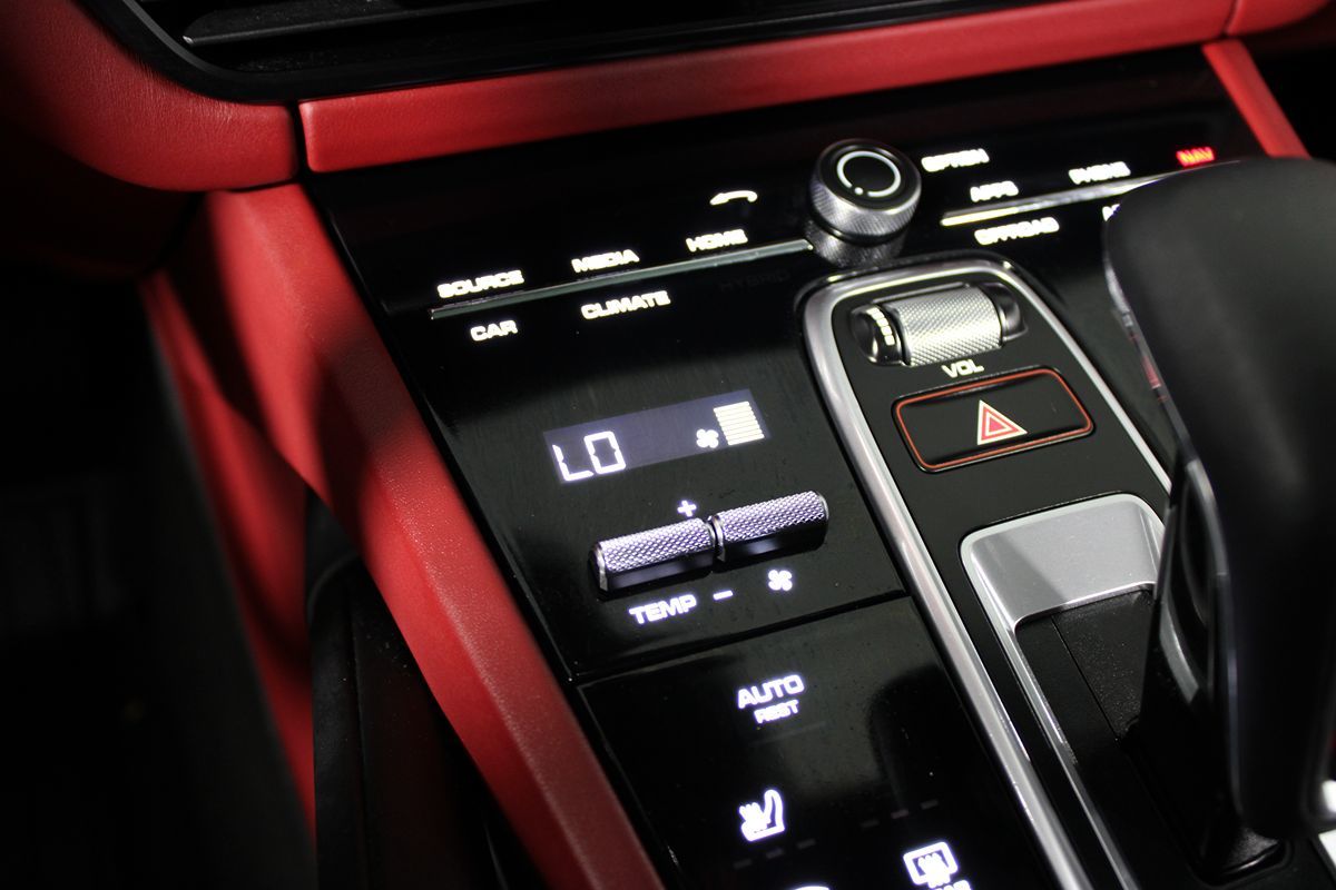 2022 Porsche Cayenne Base photo 18