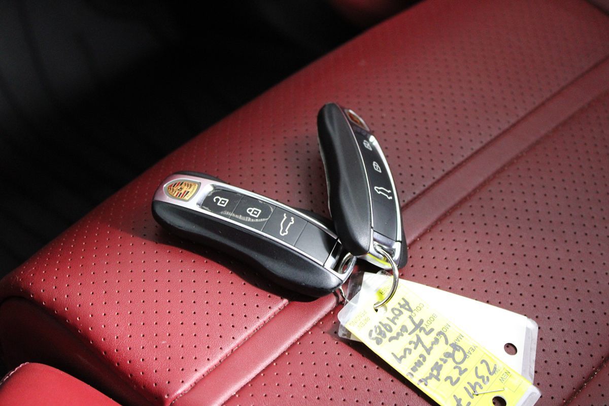 2022 Porsche Cayenne Base photo 23