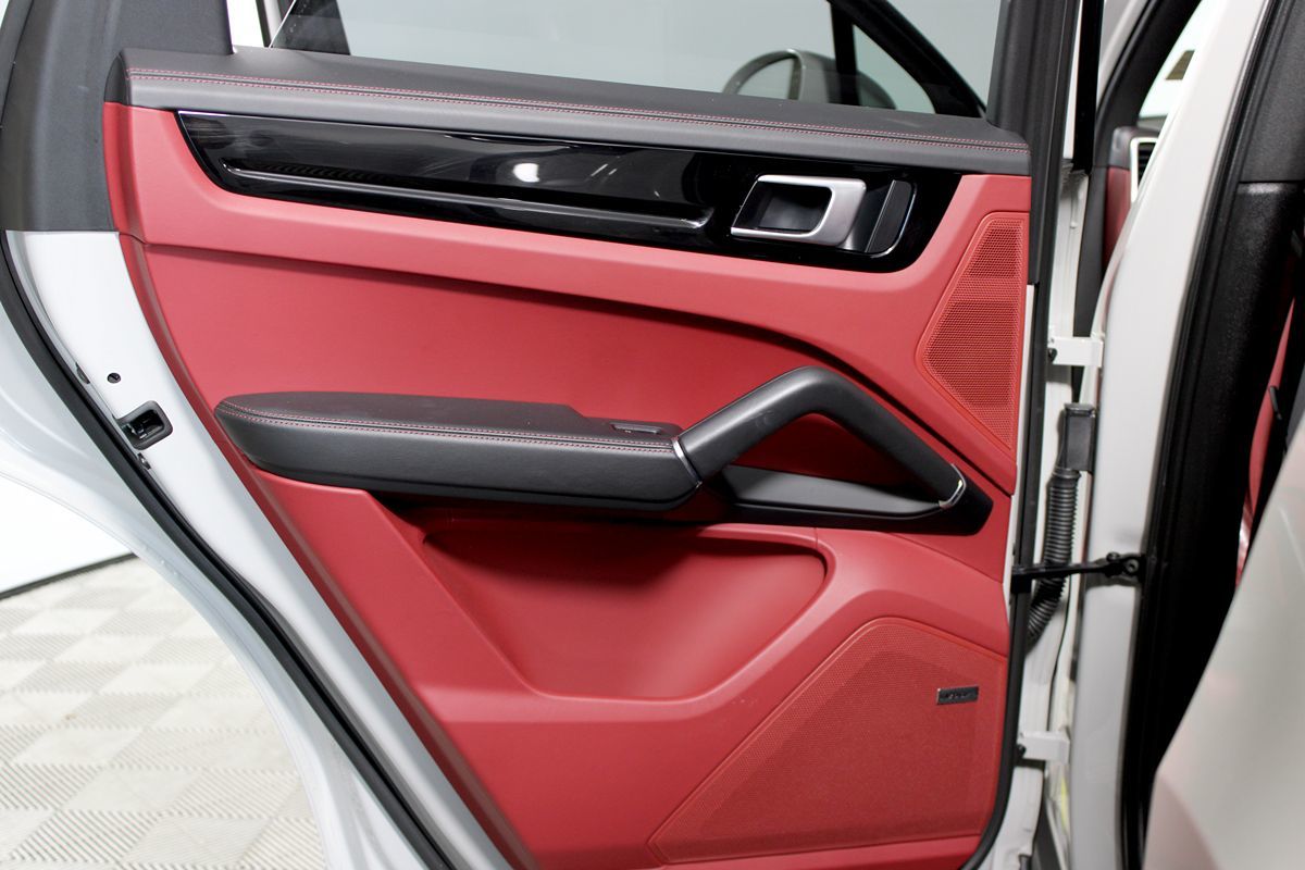 2022 Porsche Cayenne Base photo 26