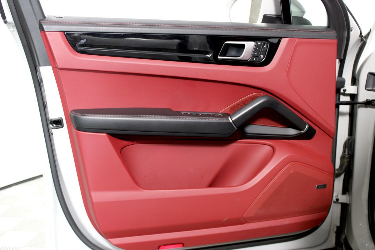 2022 Porsche Cayenne Base photo 2