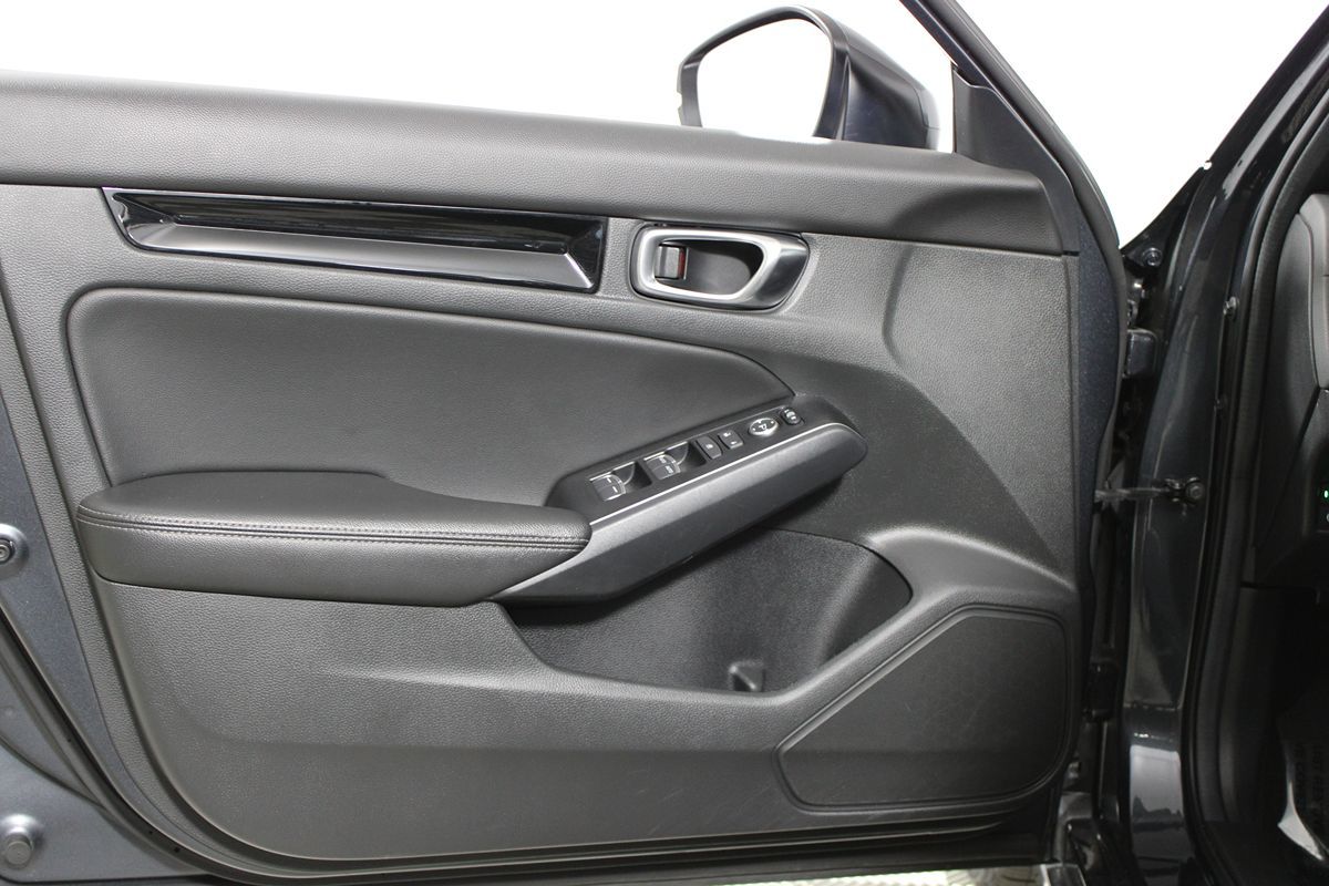 2024 Honda Civic Hatchback Sport Touring photo 3