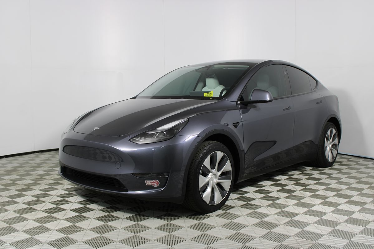 2023 Tesla Model Y photo 3