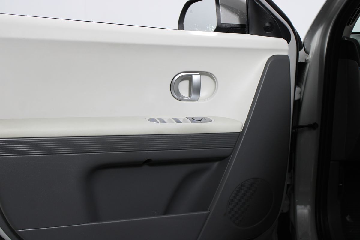 2024 Hyundai Ioniq 5 SE photo 2