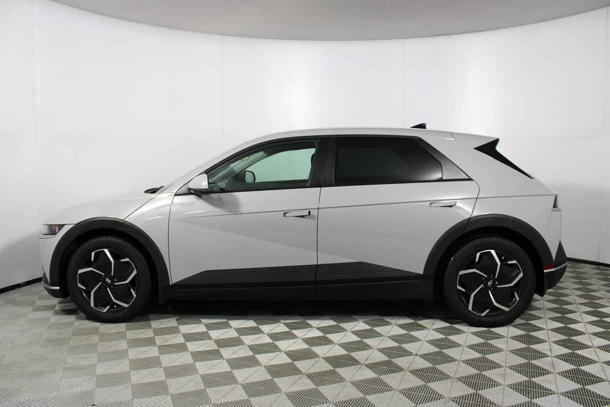 2024 Hyundai Ioniq 5 SE photo 2