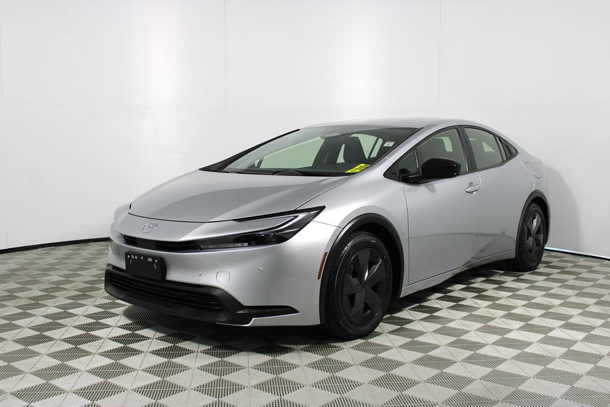 2024 Toyota Prius LE photo 3