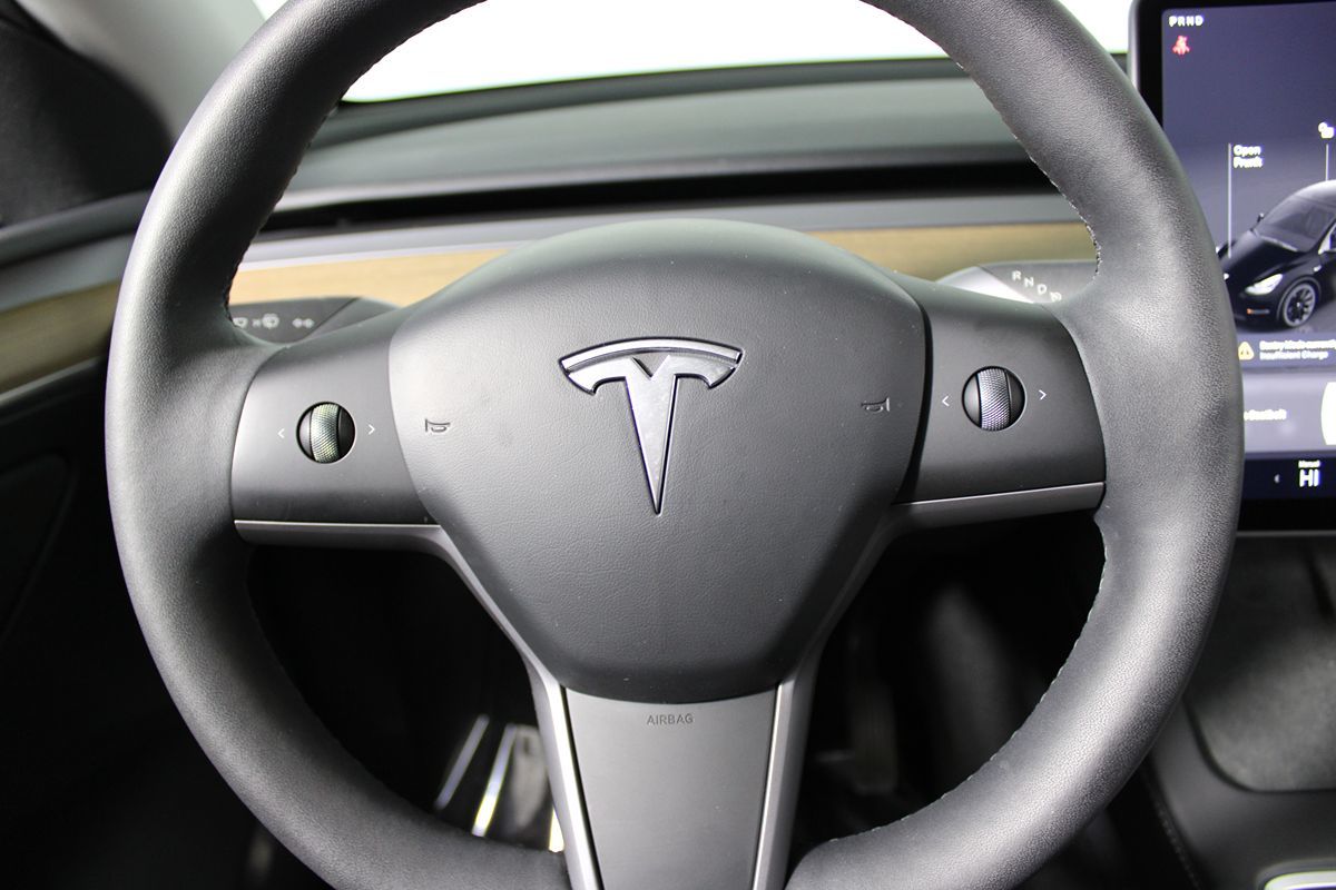 2024 Tesla Model Y Long Range photo 3