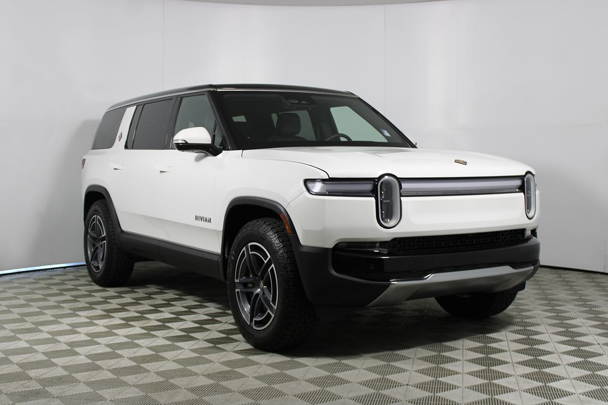 2025 Rivian R1S Adventure