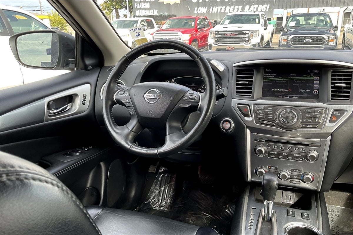2020 Nissan Pathfinder SL photo 3
