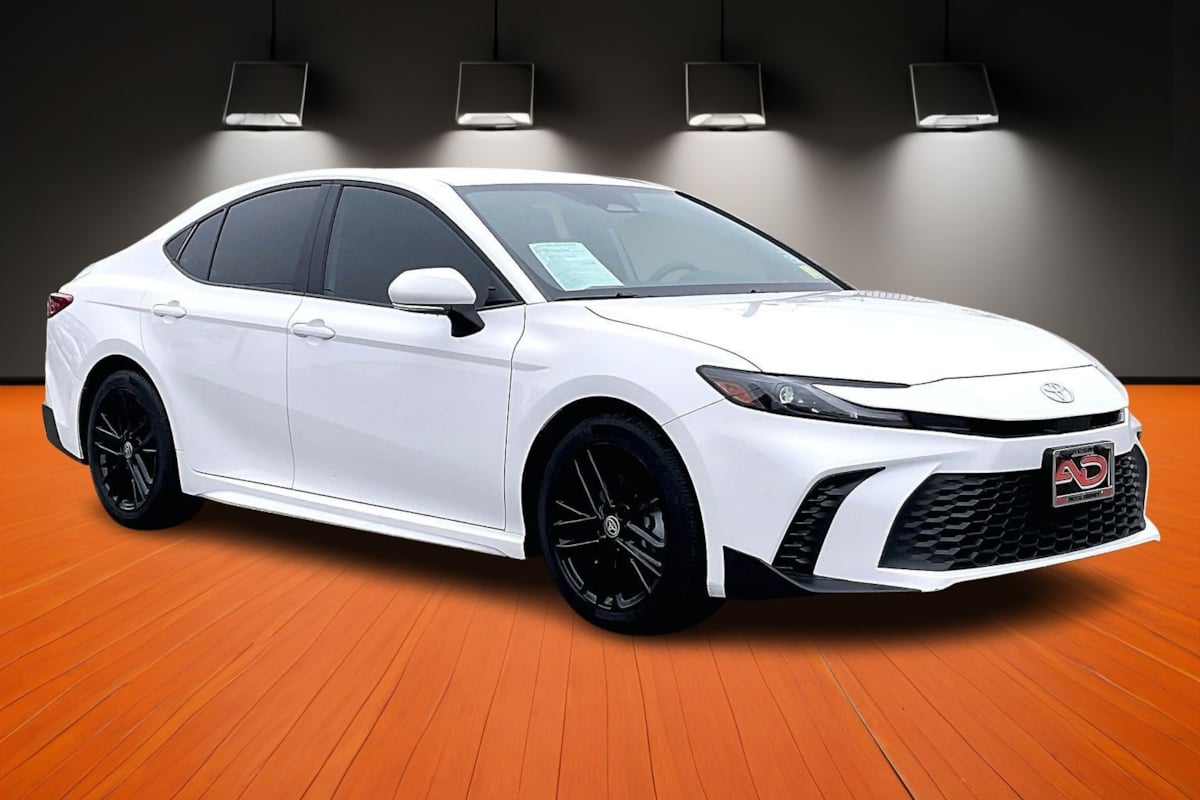 2025 Toyota Camry SE photo 3