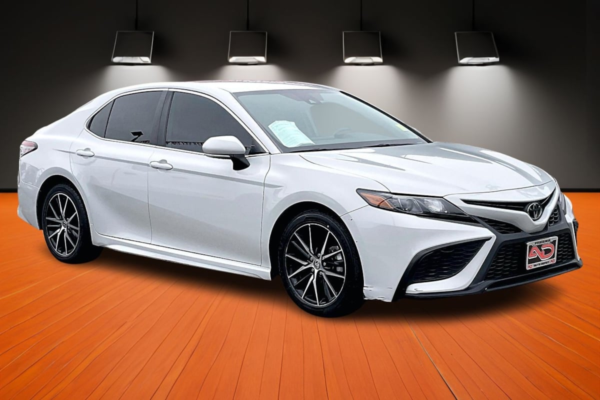 2023 Toyota Camry SE photo 3