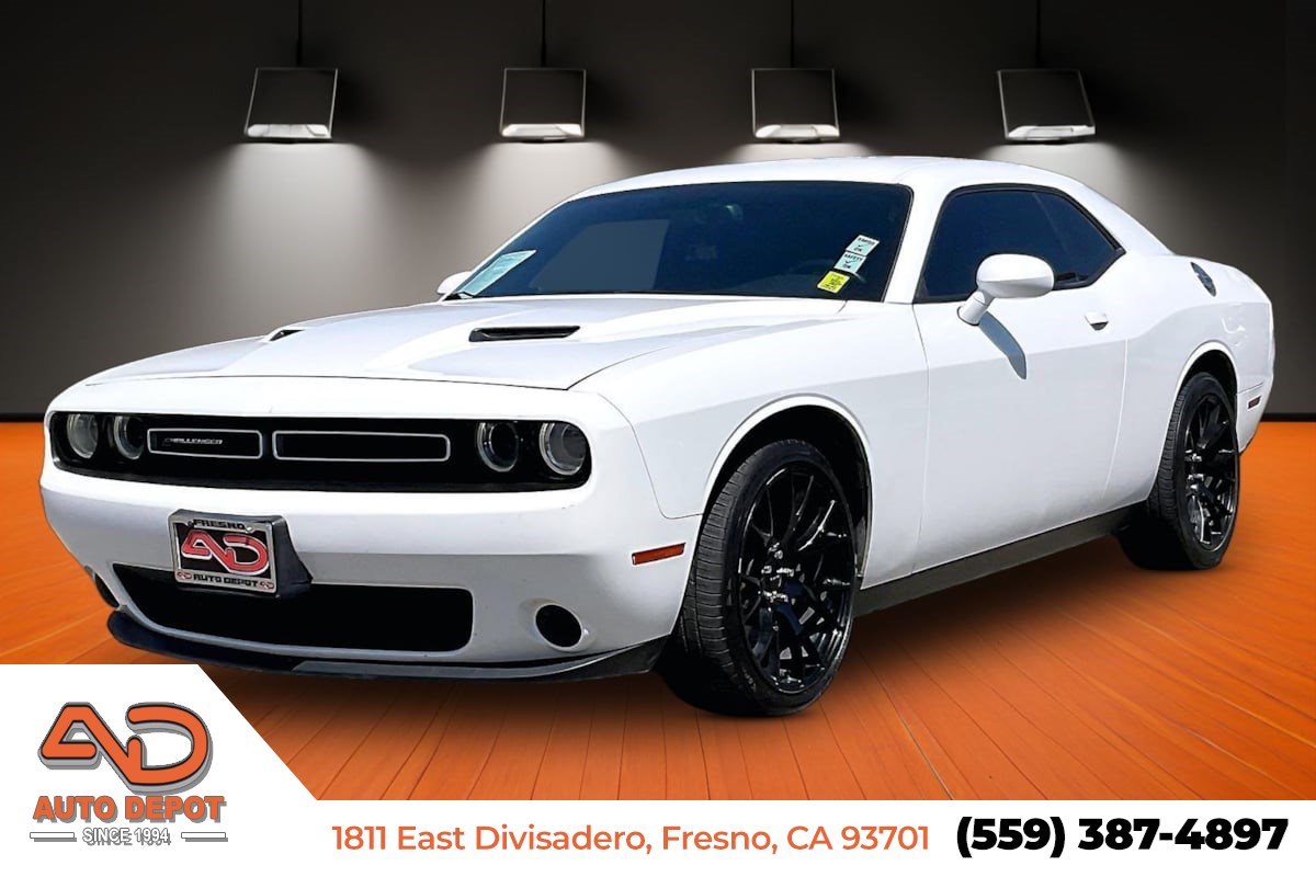 2015 Dodge Challenger SXT's photo
