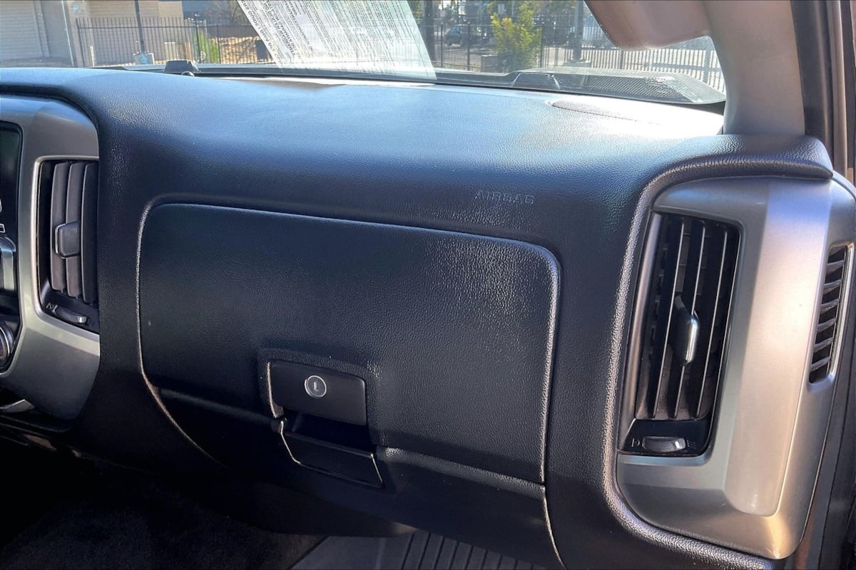 Photo 14 of this Chevrolet Silverado 1500