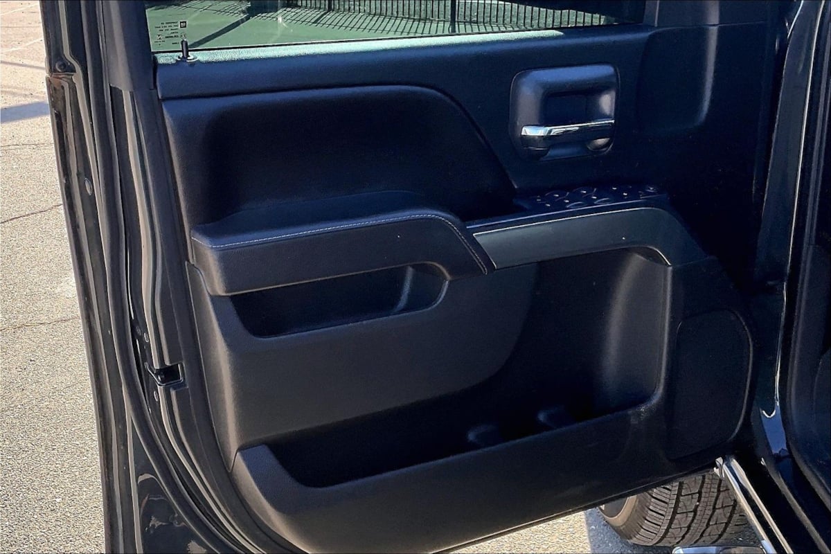 Photo 18 of this Chevrolet Silverado 1500