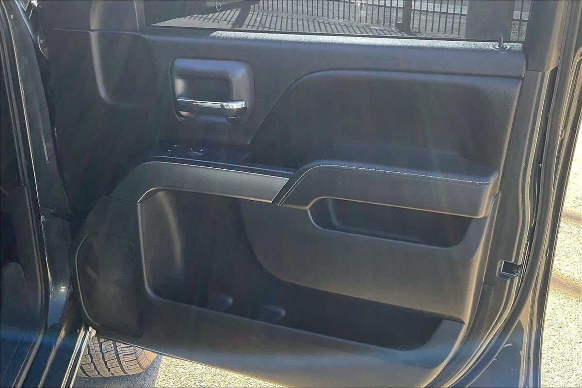 Photo 19 of this Chevrolet Silverado 1500