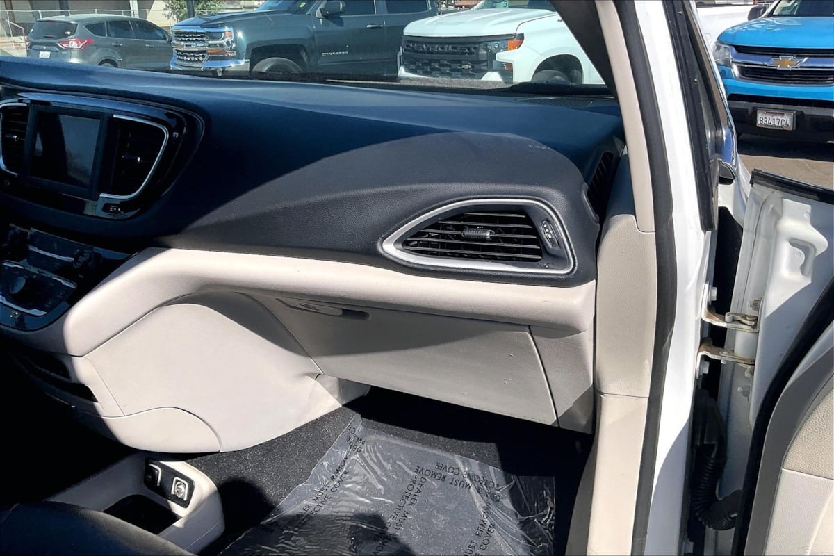 Photo 14 of this Chrysler Pacifica