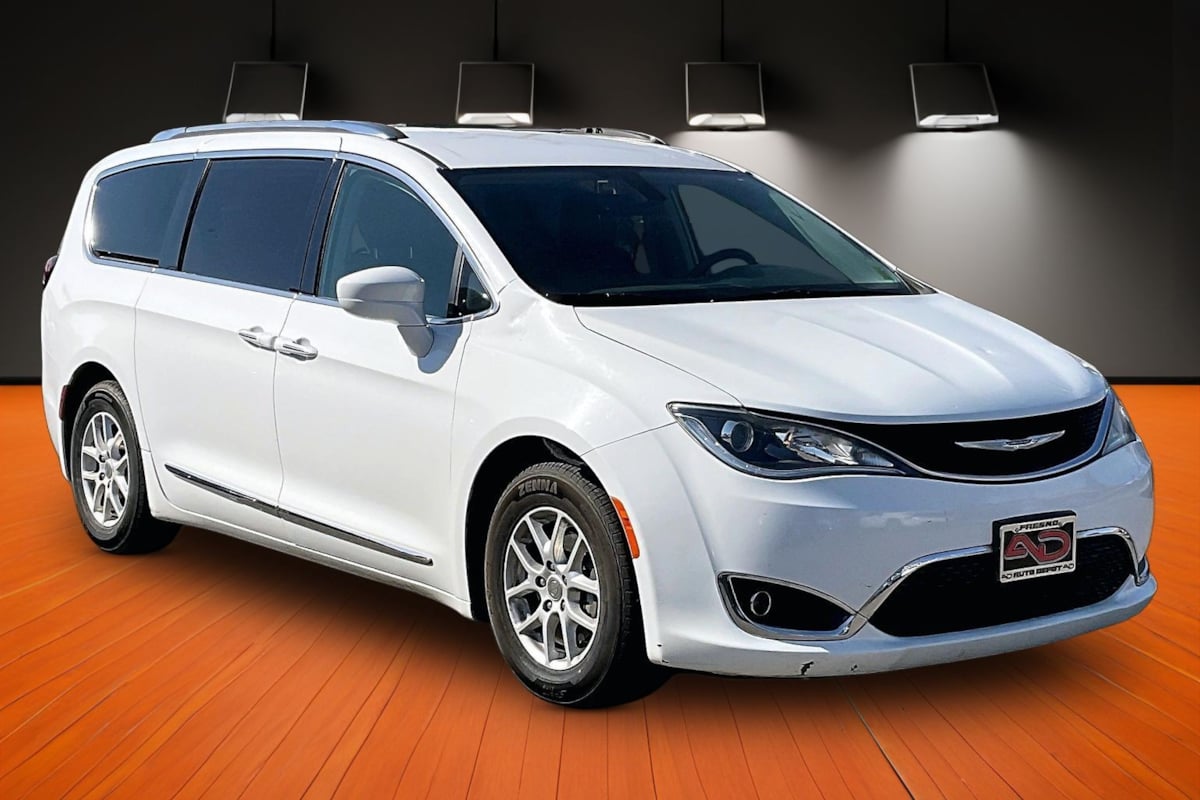 Photo 3 of this Chrysler Pacifica