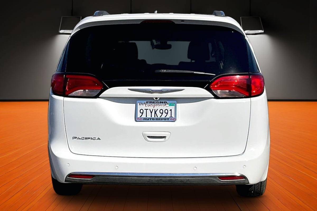 Photo 4 of this Chrysler Pacifica