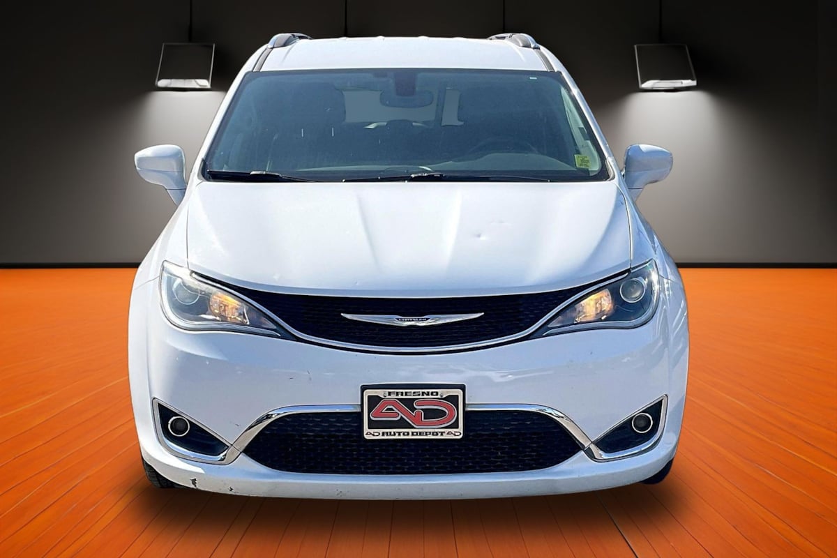 Photo 2 of this Chrysler Pacifica
