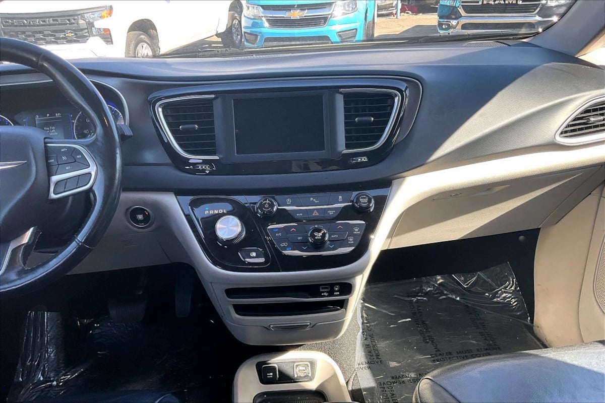 Photo 6 of this Chrysler Pacifica