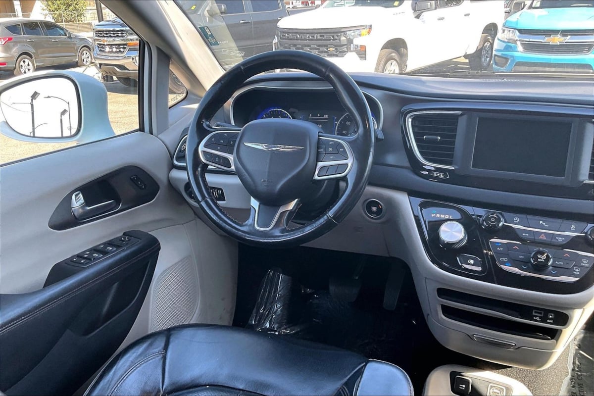Photo 5 of this Chrysler Pacifica