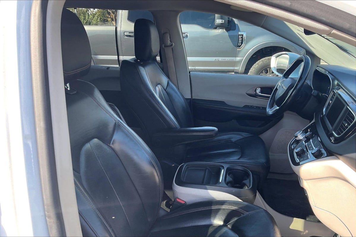 Photo 7 of this Chrysler Pacifica