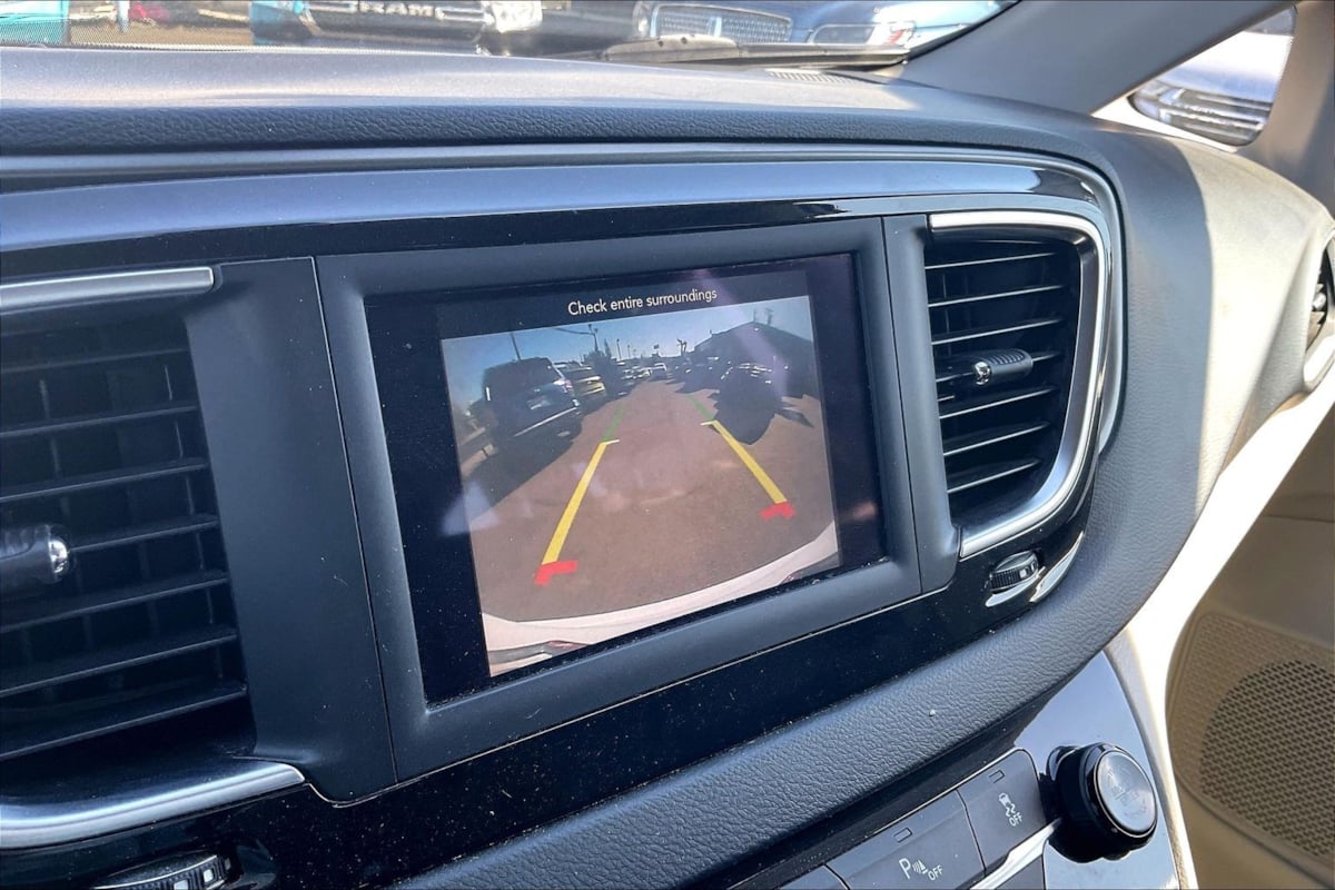 Photo 17 of this Chrysler Pacifica