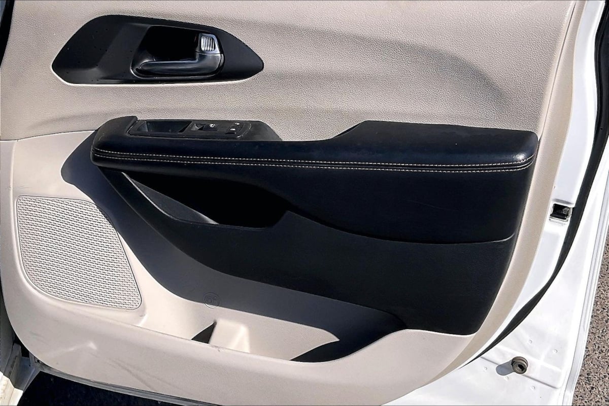 Photo 19 of this Chrysler Pacifica