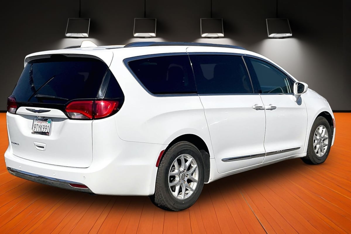 Photo 11 of this Chrysler Pacifica