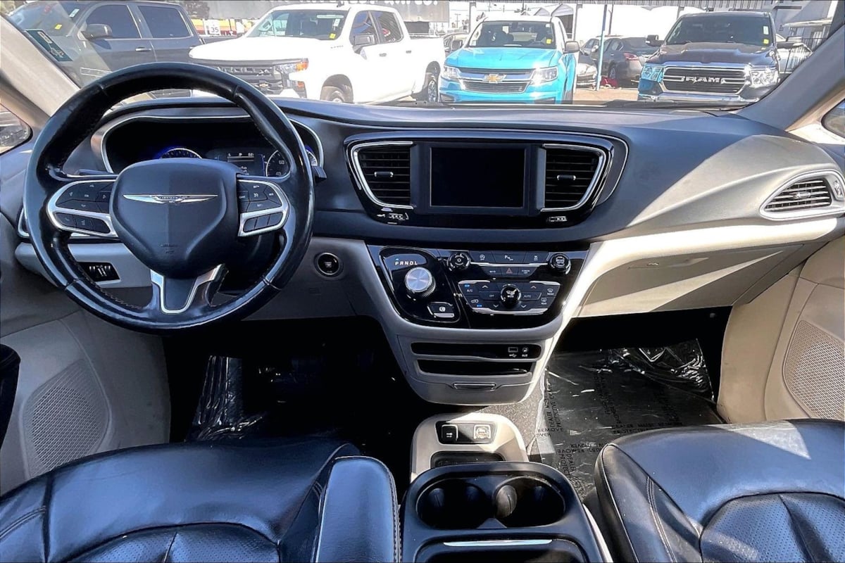 Photo 13 of this Chrysler Pacifica
