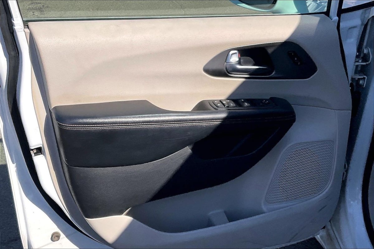 Photo 18 of this Chrysler Pacifica