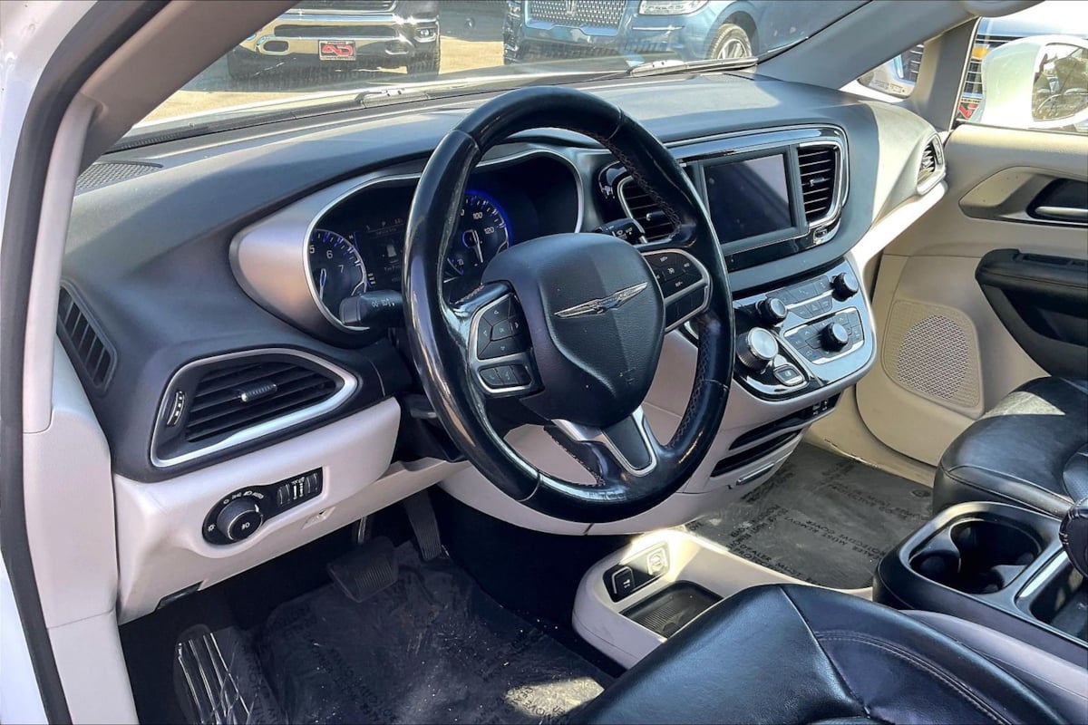 Photo 12 of this Chrysler Pacifica